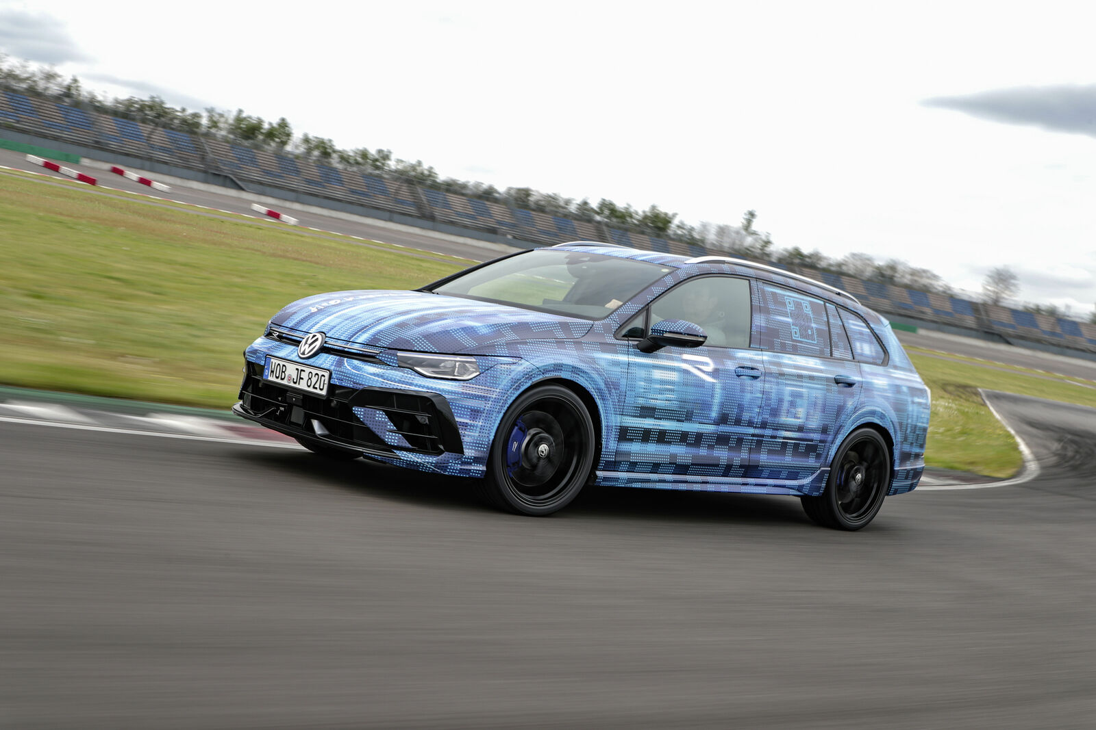 The new Volkswagen Golf R Variant