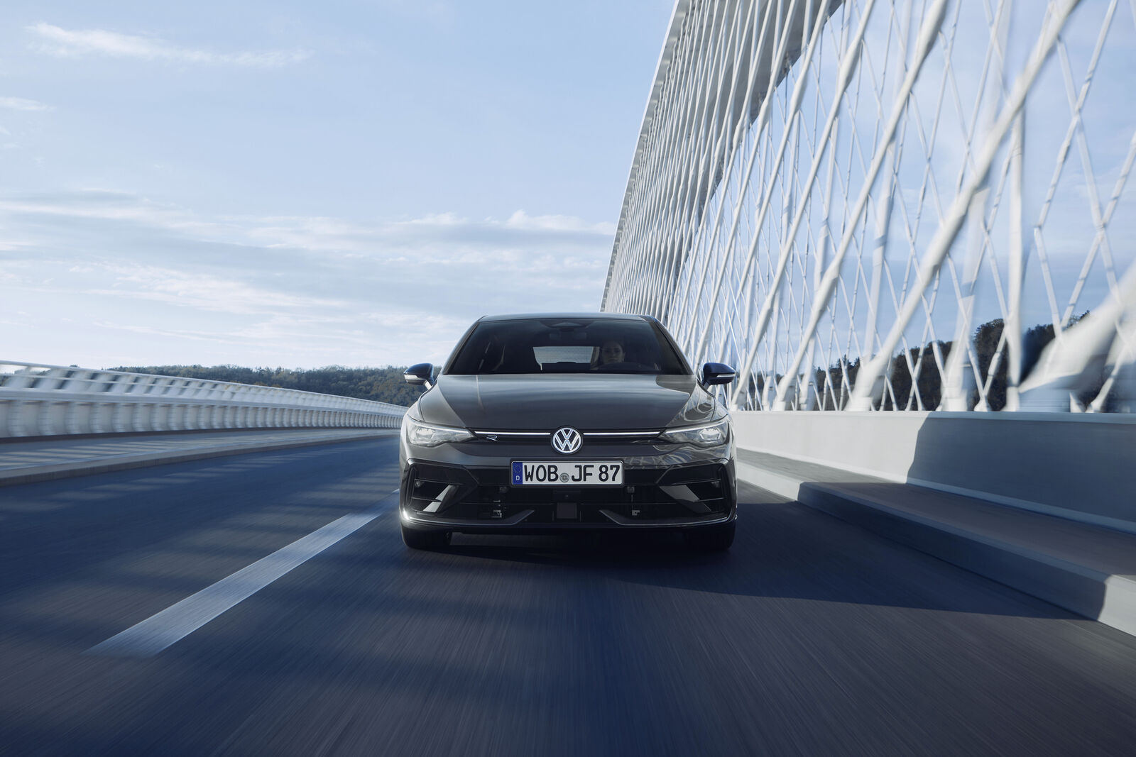 Volkswagen Golf R jetzt in Delfingrau Metallic