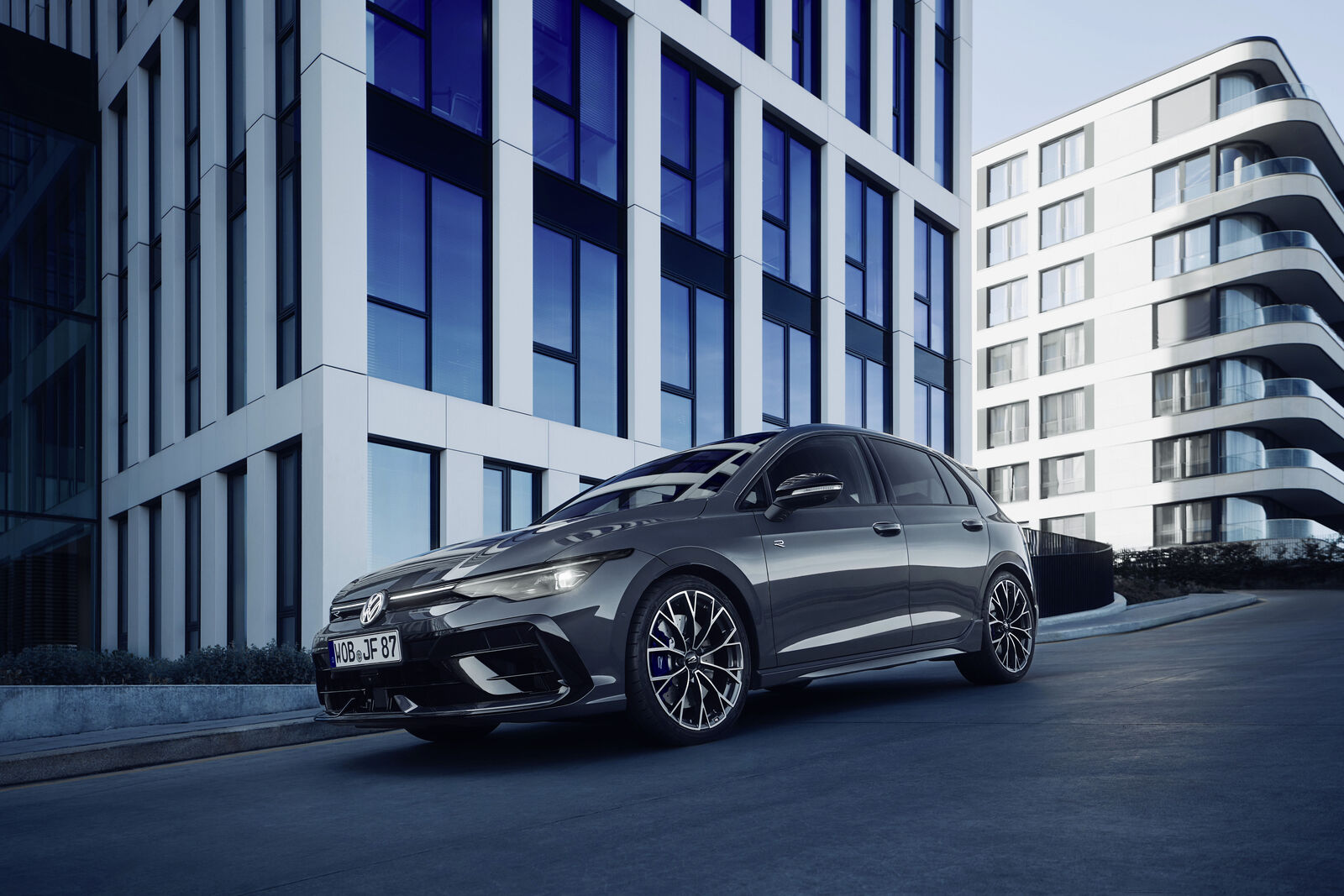 Volkswagen Golf R jetzt in Delfingrau Metallic