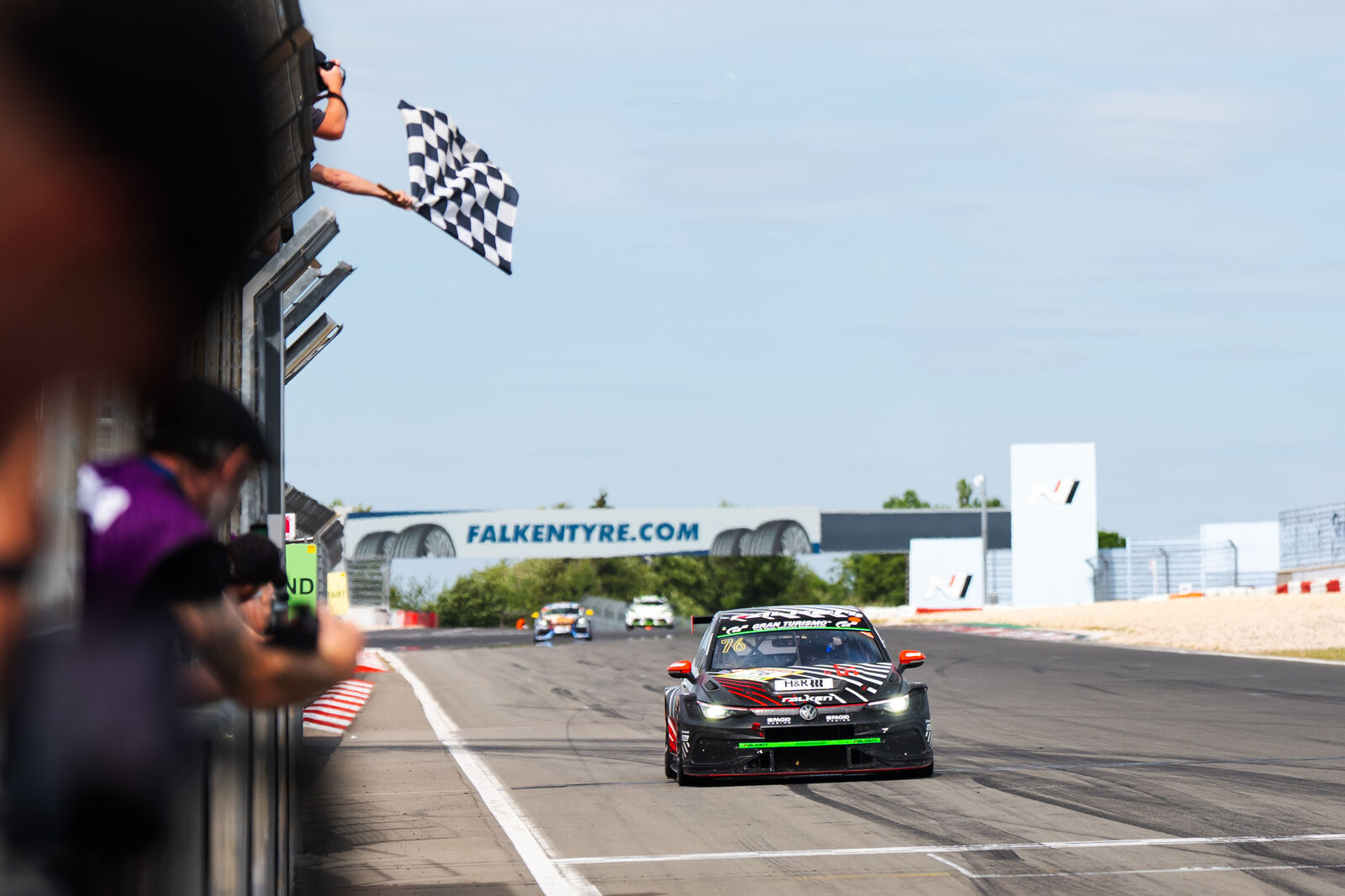 Erster Gesamtsieg für den Golf GTI in der ADAC Langstreckenserie auf dem Nürburgring
