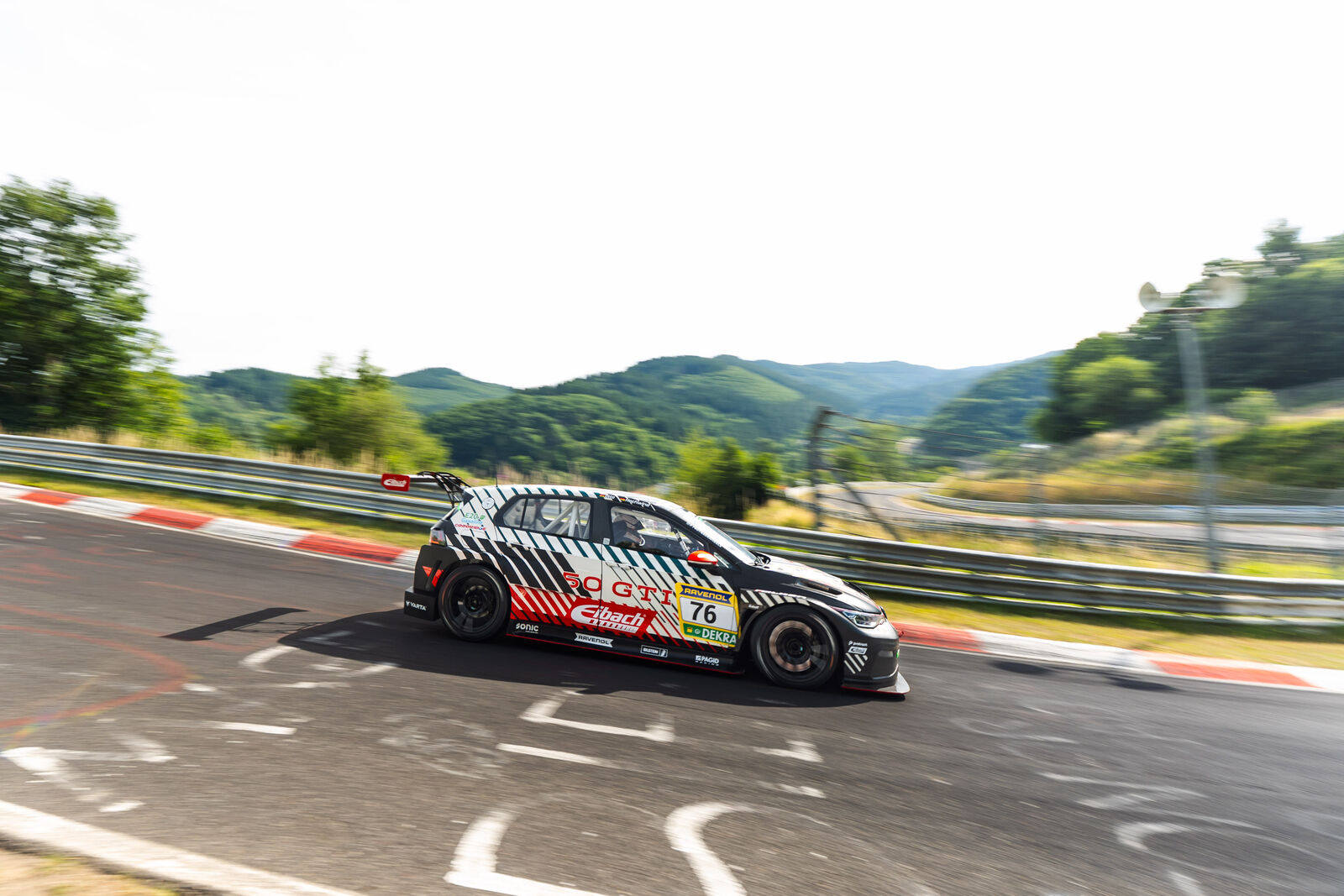 Erster Gesamtsieg für den Golf GTI in der ADAC Langstreckenserie auf dem Nürburgring