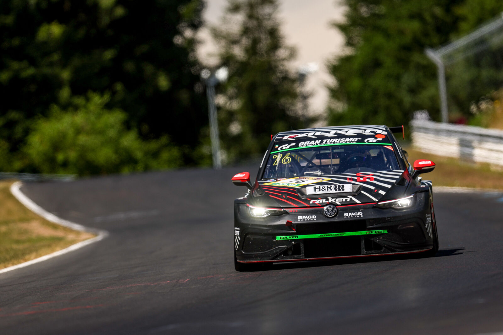 Erster Gesamtsieg für den Golf GTI in der ADAC Langstreckenserie auf dem Nürburgring