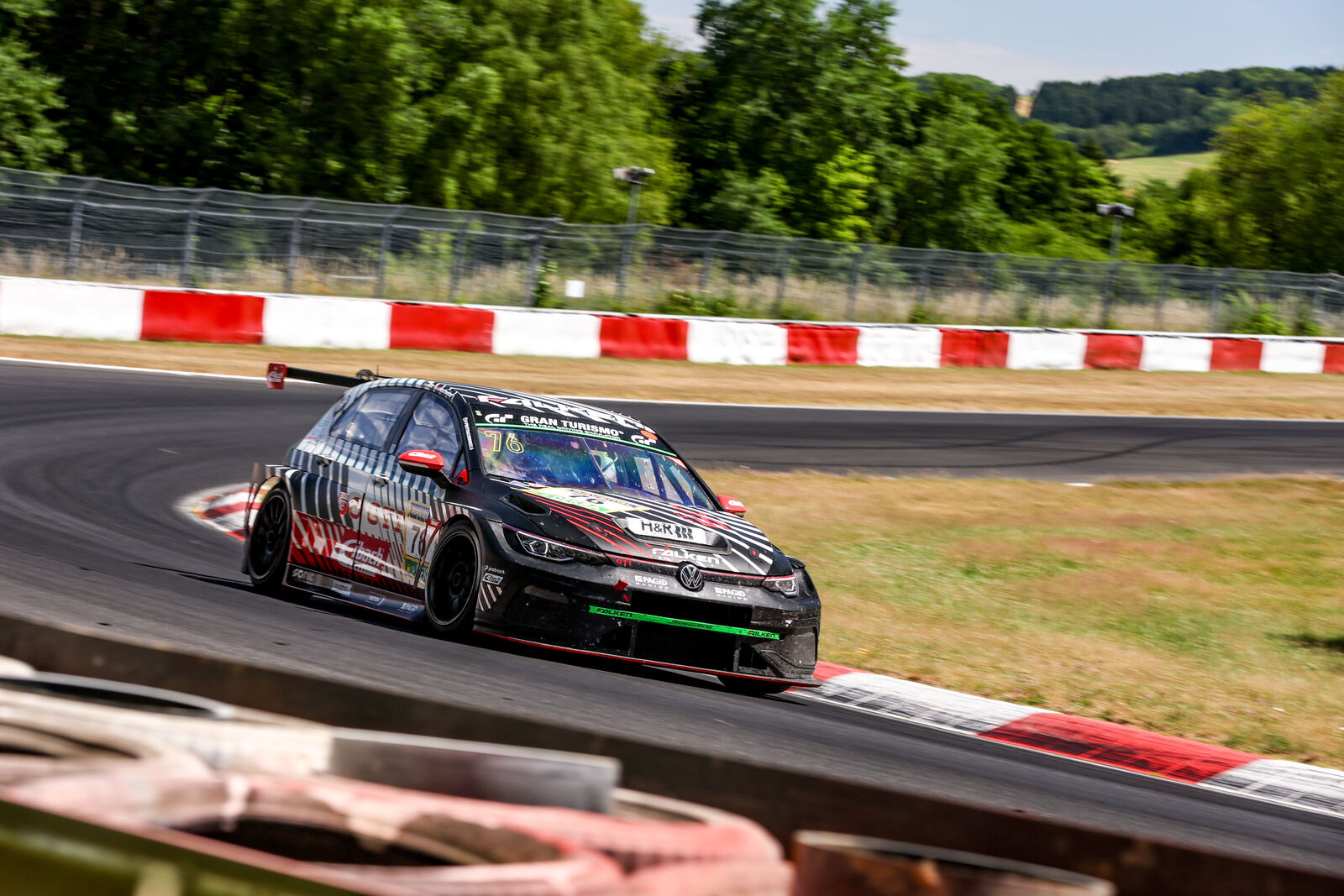 Erster Gesamtsieg für den Golf GTI in der ADAC Langstreckenserie auf dem Nürburgring