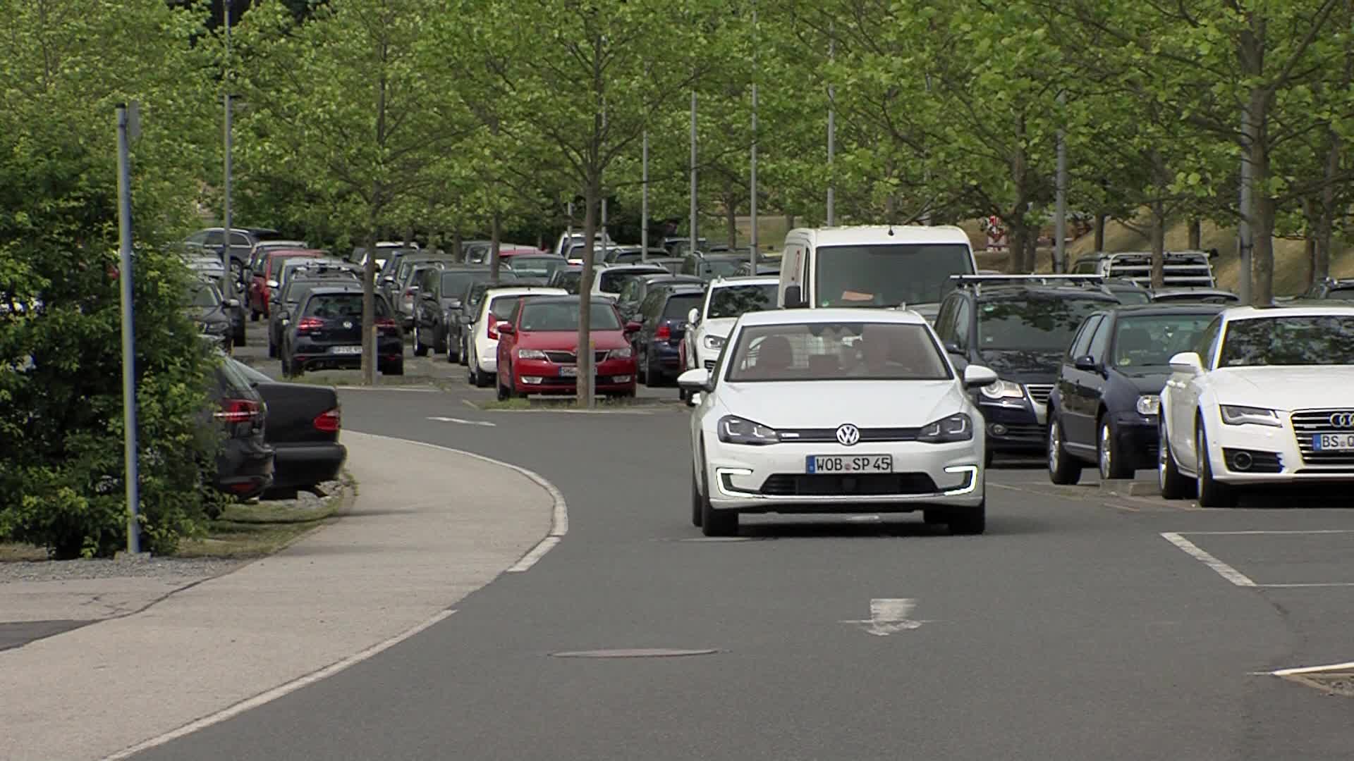 „V-Charge": Volkswagen forciert das automatisierte Parken und Aufladen von E-Fahrzeugen