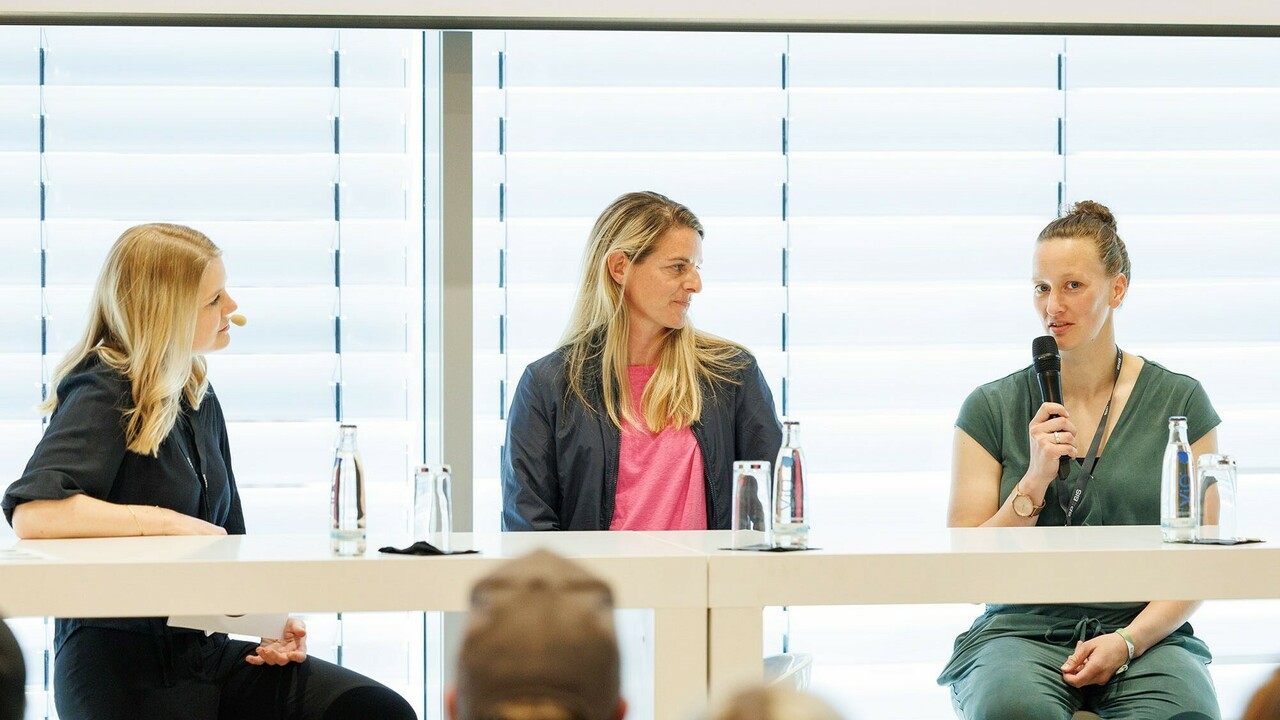 Ex-Nationalspielerinnen Almuth Schult und Nia Künzer bei Female Future Leaders in Football Veranstaltung